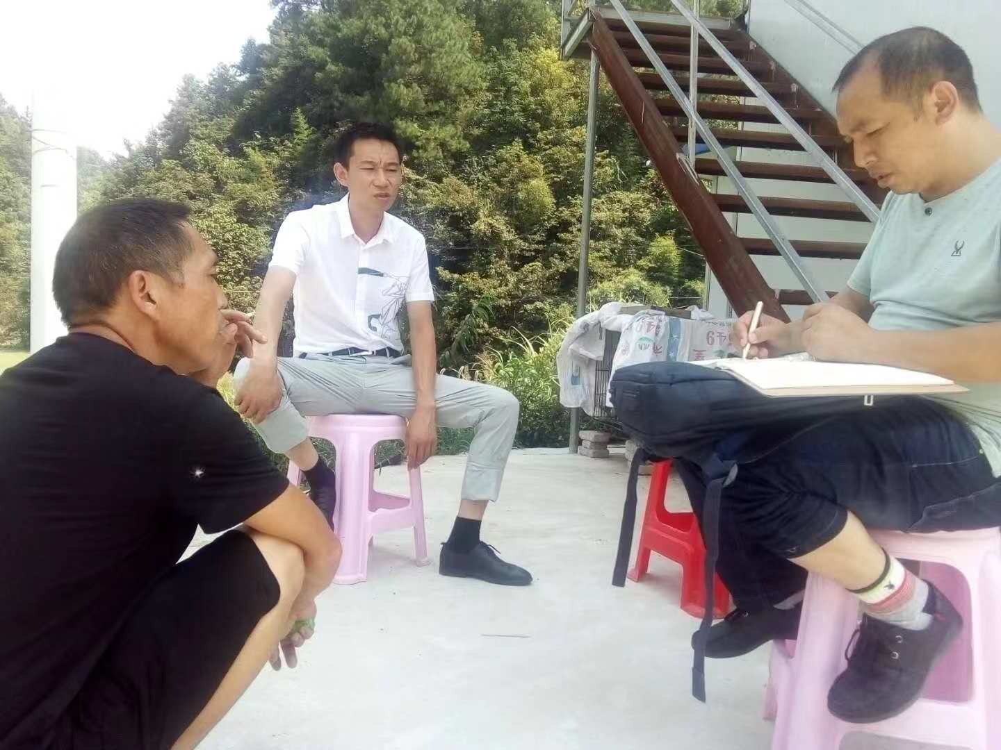 贵阳恒晨饲料有限公司技术人员深入养殖户提供技术支持跟踪服务